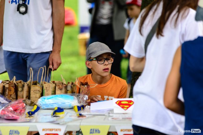У луцькому парку в День батька влаштували унікальні перегони на човнах. ФОТО
