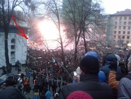 На дальньому плані горить автобус. Активісти заявляли, що підпалили його самі правоохоронці і це - провокація. Фото Ольги Червакової (Українська правда)