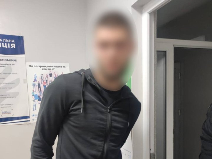 У центрі Луцька 21-річний хуліган лаявся та намагався пошкодити поліцейське авто 