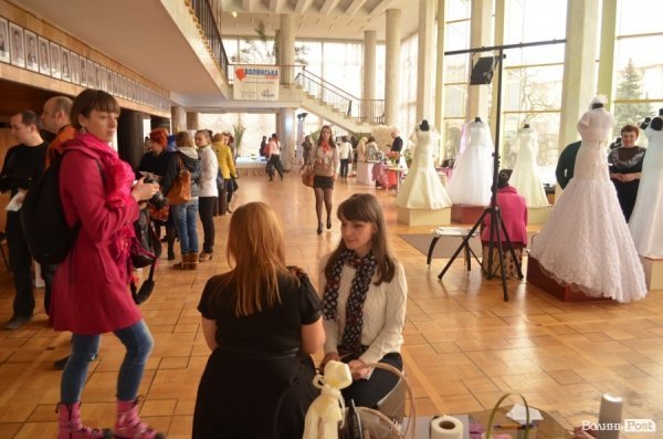 У Луцьку показали «весілля по-новому». ФОТО