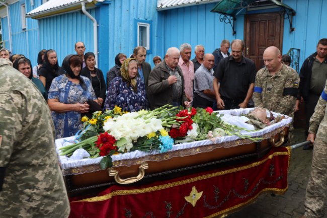 Волиняни на колінах прощалися із загиблим військовослужбовцем Олексієм Кунчиком. ФОТО