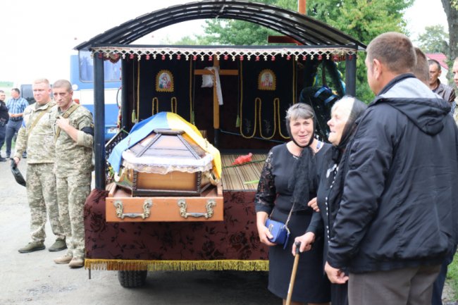 Волиняни на колінах прощалися із загиблим військовослужбовцем Олексієм Кунчиком. ФОТО