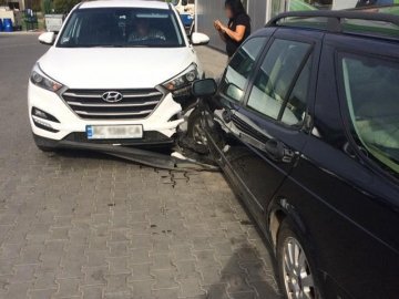 У волинському місті на автозаправці сталася аварія за участю двох авто
