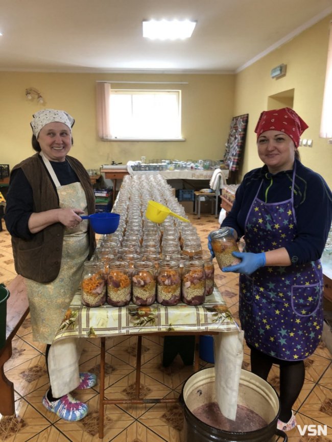 Релігійна громада з Волині виготовила понад 150 тисяч літрів тушкованок для фронту