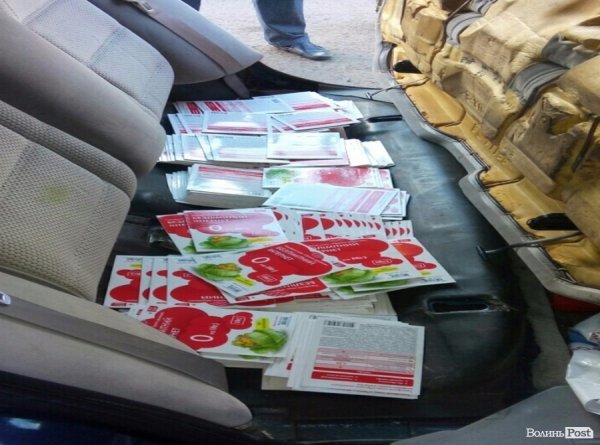У зоні АТО прикордонники виявили більше 6 тисяч карток поповнення   рахунку та комплектуючі до безпілотників. ФОТО