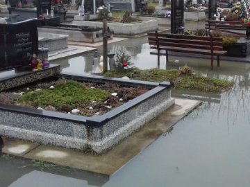 Збивають крани на кладовищі та в капличці: у селищі на Волині шукають хуліганів