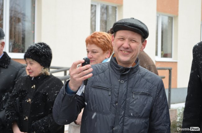 У Луцьку сімейним лікарям вручили ключі від новеньких автівок. ФОТО