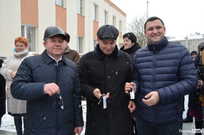 У Луцьку сімейним лікарям вручили ключі від новеньких автівок. ФОТО