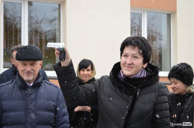 У Луцьку сімейним лікарям вручили ключі від новеньких автівок. ФОТО