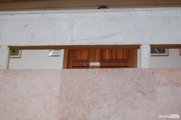 Двері - запломбовані