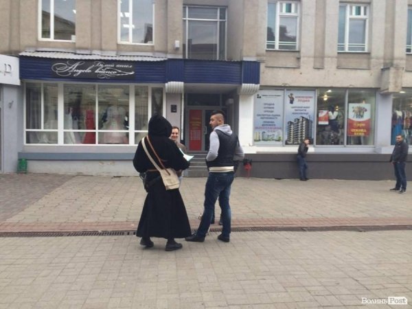 Що робить «чумний лікар» у Луцьку? ФОТО