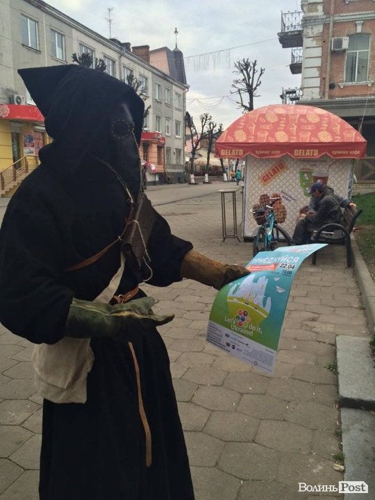 Що робить «чумний лікар» у Луцьку? ФОТО