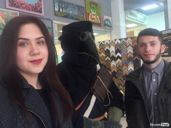 Що робить «чумний лікар» у Луцьку? ФОТО