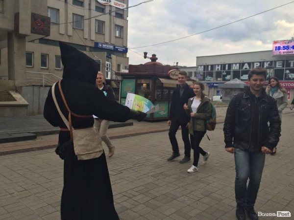 Що робить «чумний лікар» у Луцьку? ФОТО