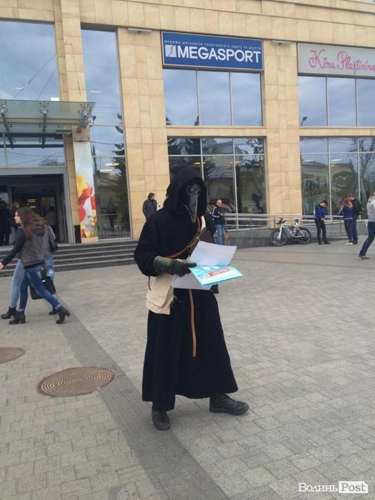 Що робить «чумний лікар» у Луцьку? ФОТО