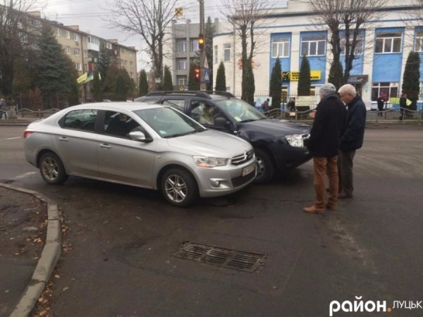 У Луцьку зіткнулися дві іномарки. ФОТО