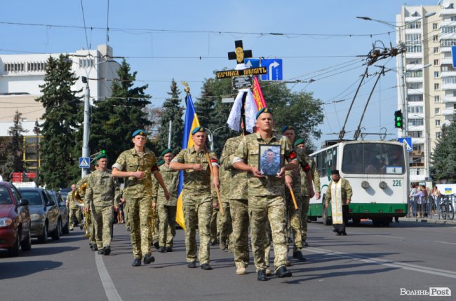 «Був сміливим, добрим і завжди допомагав»: у Луцьку попрощалися з Героєм Юрієм Лавренчуком. ФОТОРЕПОРТАЖ