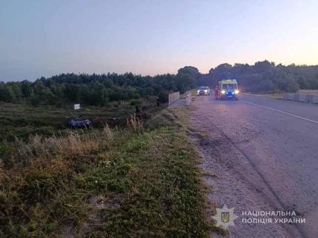 На Волині авто злетіло у кювет і перекинулося