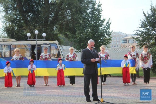 Танці, піджаки, промови: у Нововолинську відзначили день прапора. ФОТО