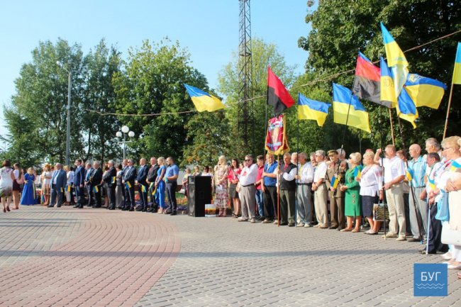 Танці, піджаки, промови: у Нововолинську відзначили день прапора. ФОТО