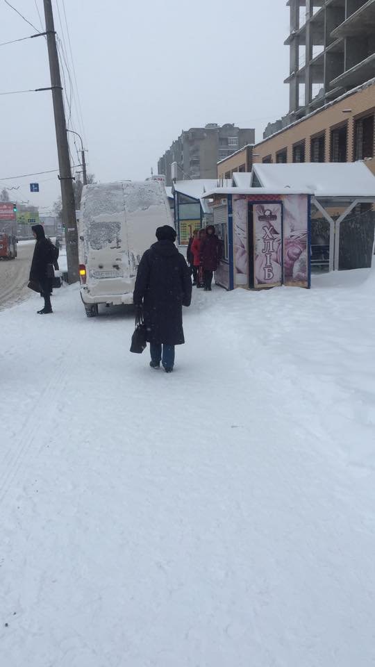 Їхав на людей і заблокував прохід: у Луцьку скаржаться на автохама