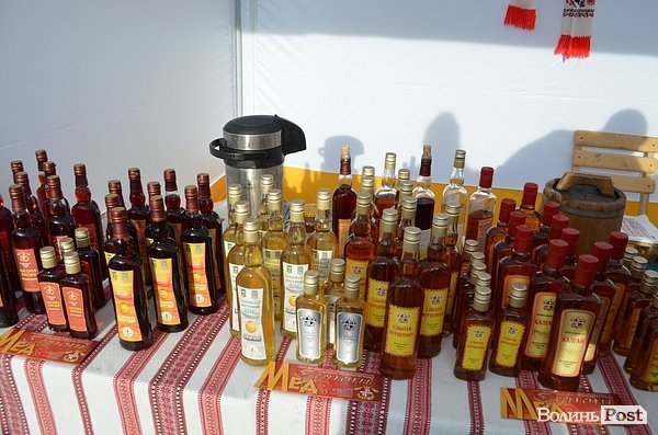 У центрі Луцька продають мед. ФОТО