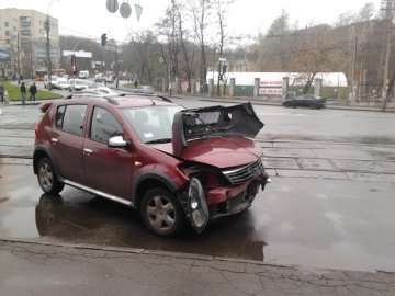 У Києві аварія блокувала рух трамваїв. ФОТО