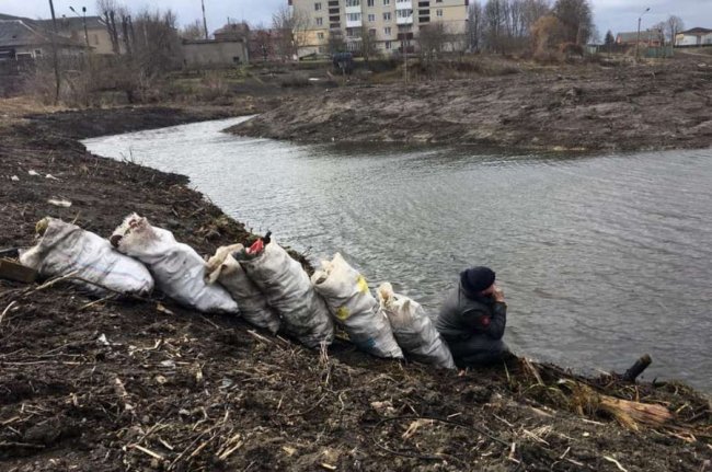 Волинянин долучився до всесвітнього челенджу #trashtag і прибрав берег річки. ФОТО