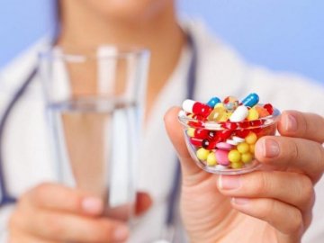 Засоби від тиску, знеболювальне, вітаміни: які ліки заборонили в Україні