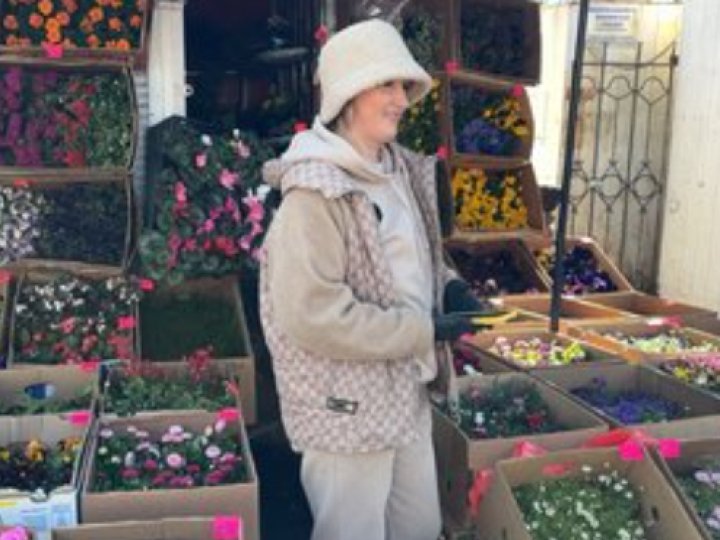 Волинська блогерка-квітникарка продає розсаду на ринку та веде ТікТок