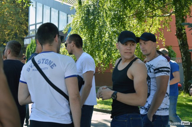 Обличчя пікету: «прихильники Тиводара» ховалися від камер та хамили