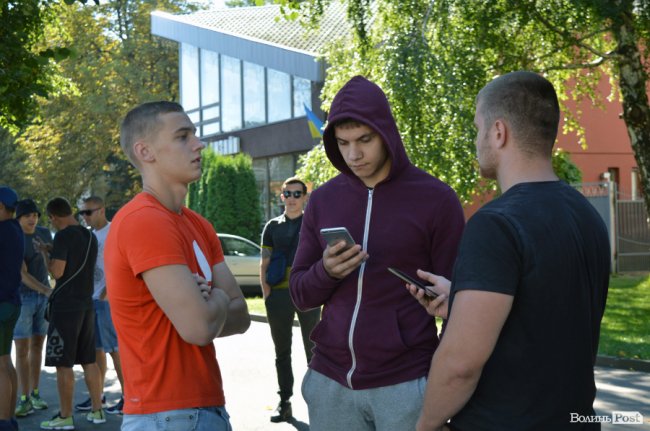 Обличчя пікету: «прихильники Тиводара» ховалися від камер та хамили