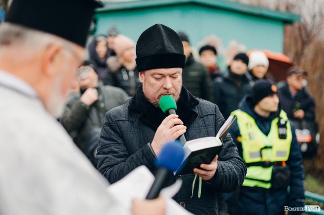 Водохреще у Луцьку: освячення води в річці Стир та занурення лучан. ФОТОРЕПОРТАЖ