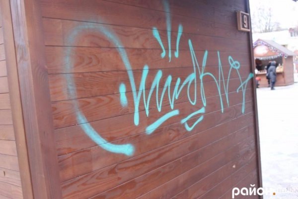 Будиночки для торгівлі на Театральному майдані у Луцьку не витримали погоди. ФОТО