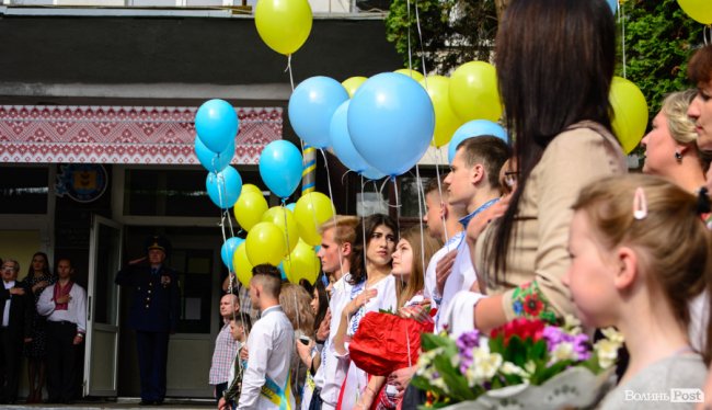 Без пафосу, але з патріотизмом: останній дзвоник у луцькій школі №15. ФОТО