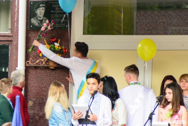 Без пафосу, але з патріотизмом: останній дзвоник у луцькій школі №15. ФОТО