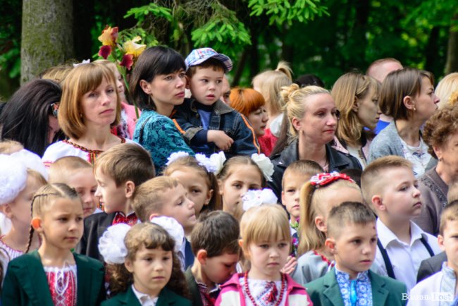 Без пафосу, але з патріотизмом: останній дзвоник у луцькій школі №15. ФОТО