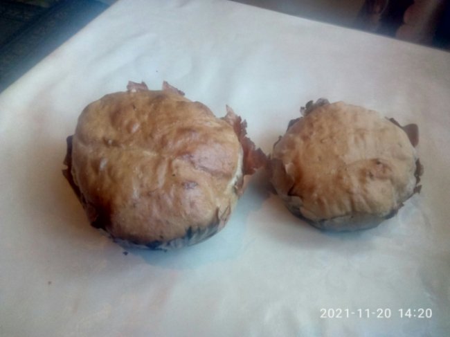 Жителька волинського села розповіла незвичний спосіб пекти хліб на листках. ФОТО