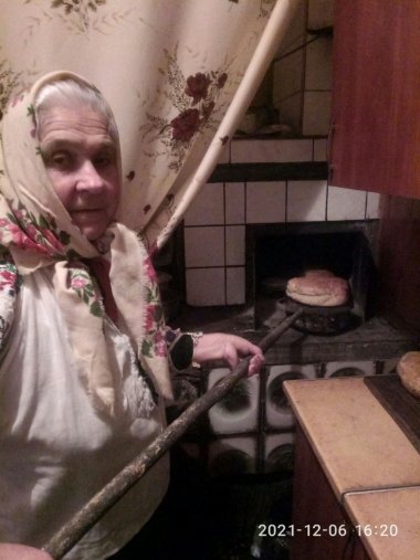 Жителька волинського села розповіла незвичний спосіб пекти хліб на листках. ФОТО
