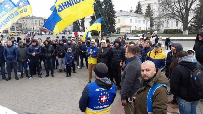 У центрі Луцька зібралися власники євроавтівок