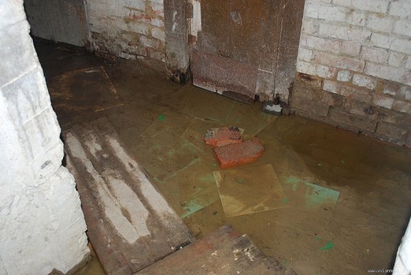 У Луцьку вода підмиває багатоповерхівку. ФОТО