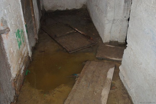 У Луцьку вода підмиває багатоповерхівку. ФОТО