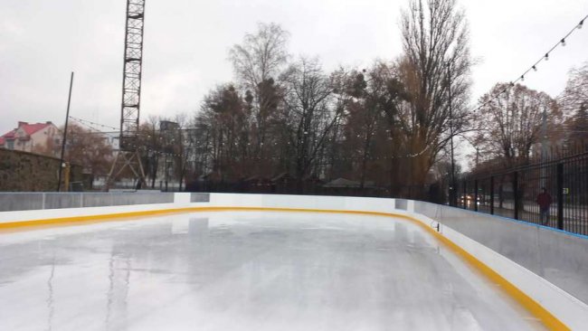 У Луцьку відкриють парк атракціонів і ковзанку. ФОТО