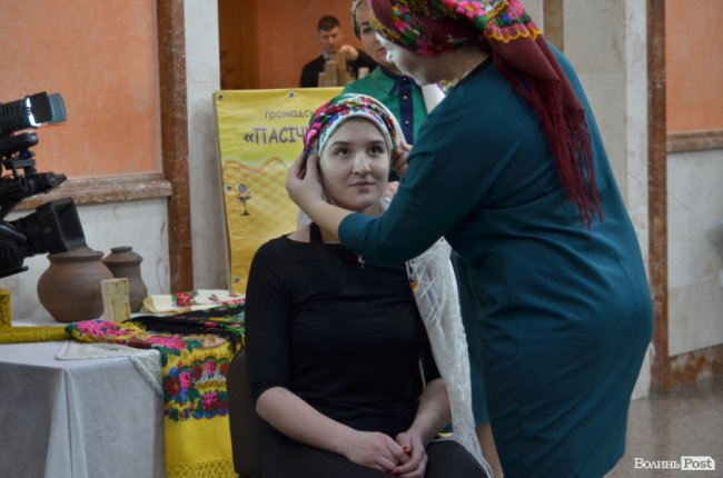 Під час фестивалю у Луцьку створюють великого янгола, роблять свічки та хустки. ФОТО