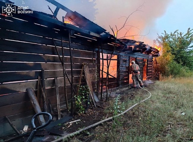 Внаслідок розряду блискавки спалахнули ще дві будівлі на Волині