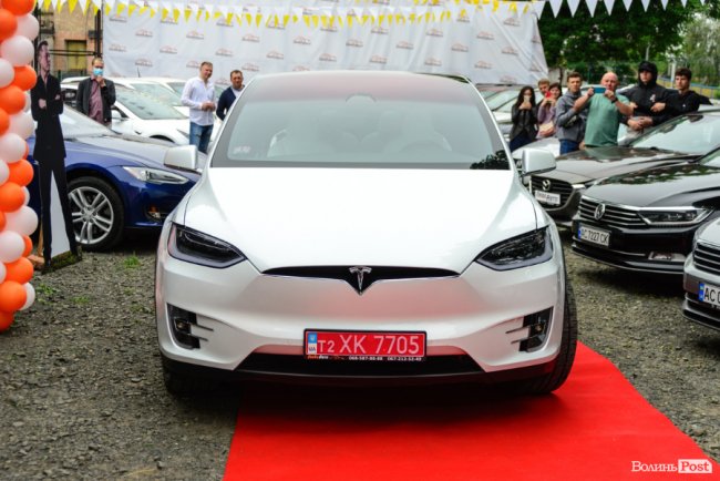 У Луцьку відкрили перший сервіс з продажу електромобілів*
