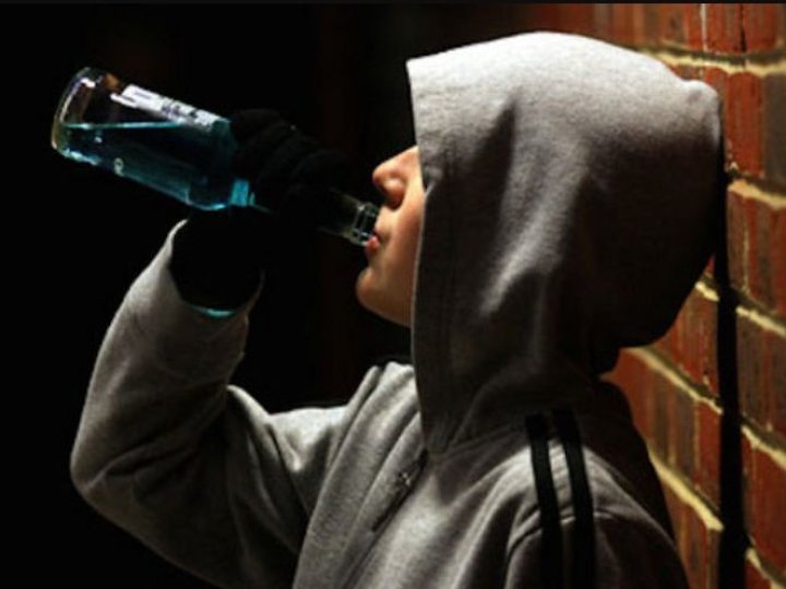 На Волині судили школяра, який пив алкоголь у громадському місці