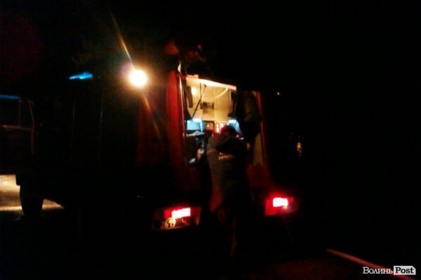 Нічна пожежа в Луцьку: доки пожежники їхали, сусіди гасили вогонь. ФОТО. ВІДЕО