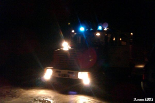 Нічна пожежа в Луцьку: доки пожежники їхали, сусіди гасили вогонь. ФОТО. ВІДЕО