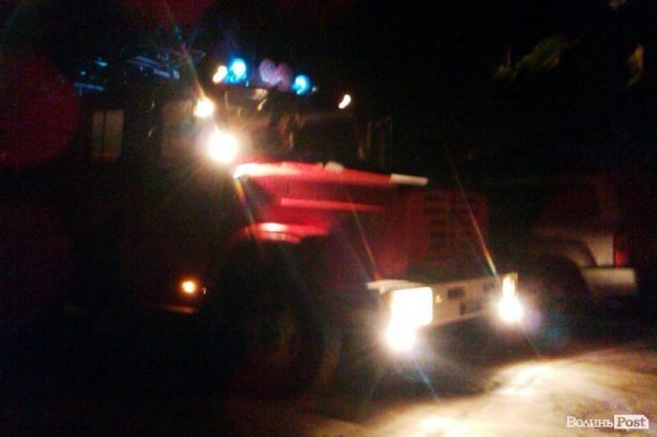 Нічна пожежа в Луцьку: доки пожежники їхали, сусіди гасили вогонь. ФОТО. ВІДЕО